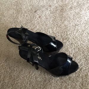 SZ 9 BLACK SHINNY DANCE HEELS